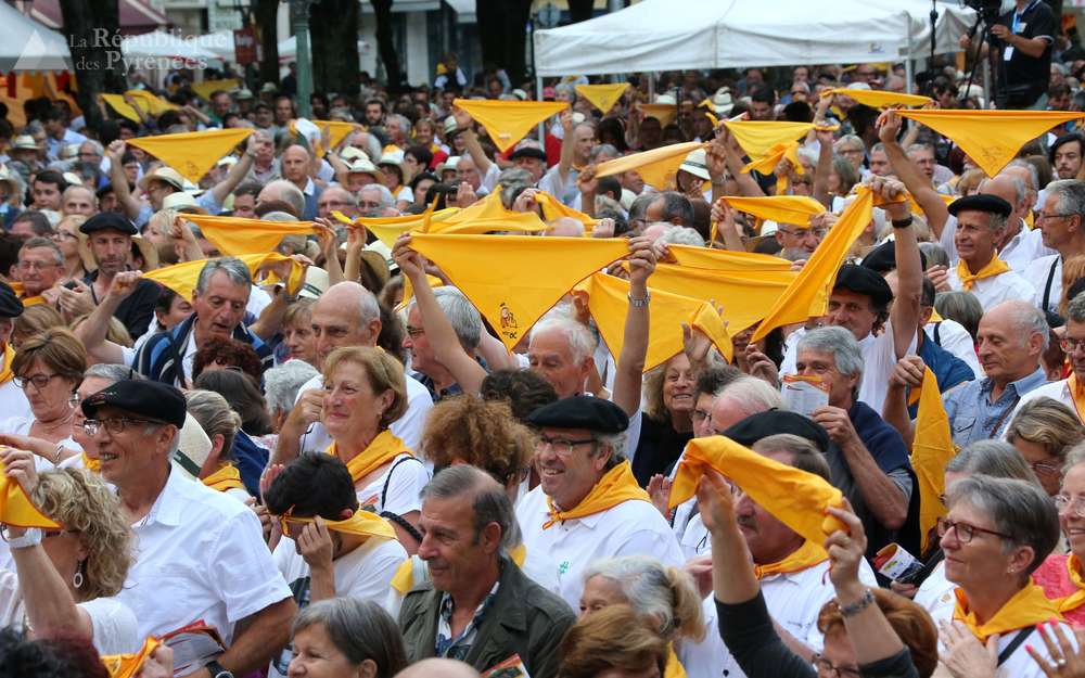 Les foulards jaunes sont brandis par les festivaliers à la fin de la cantèra d'ouverture.