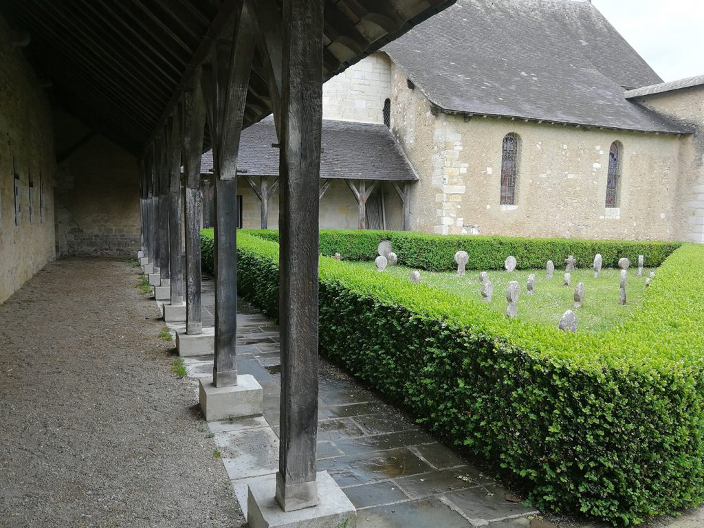Propriété du conseil départemental des Pyrénées-Atlantiques, la Commanderie de Lacommande est située au cœur du vignoble du Jurançon et sur les chemins de Saint-Jacques de Compostelle.